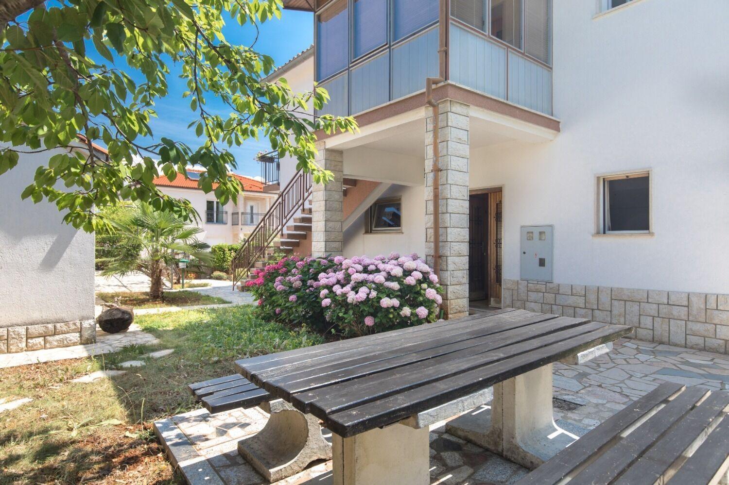 Apartments Kate - 100 M From Beach Малинска Экстерьер фото
